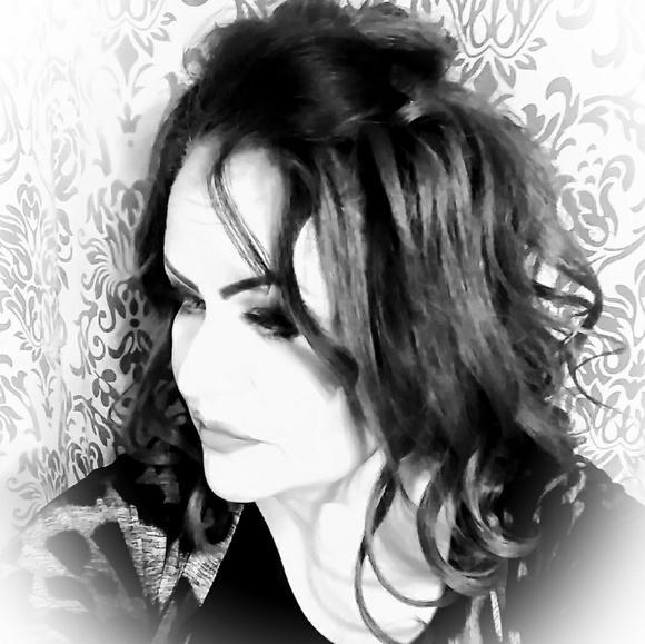 Meet your Posher, Julie - Picture 1 of 1